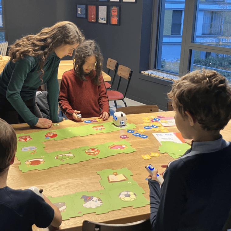 Petit groupe d'élèves en atelier robotique ludique